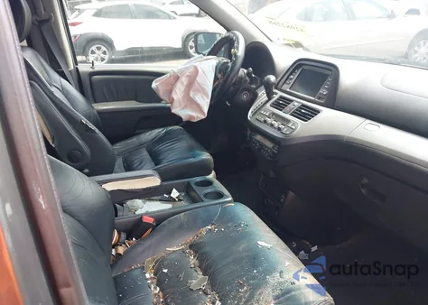 2010 Honda Odyssey Touring z USA, uszkodzony, nr VIN 5FNRL3H96AB053727